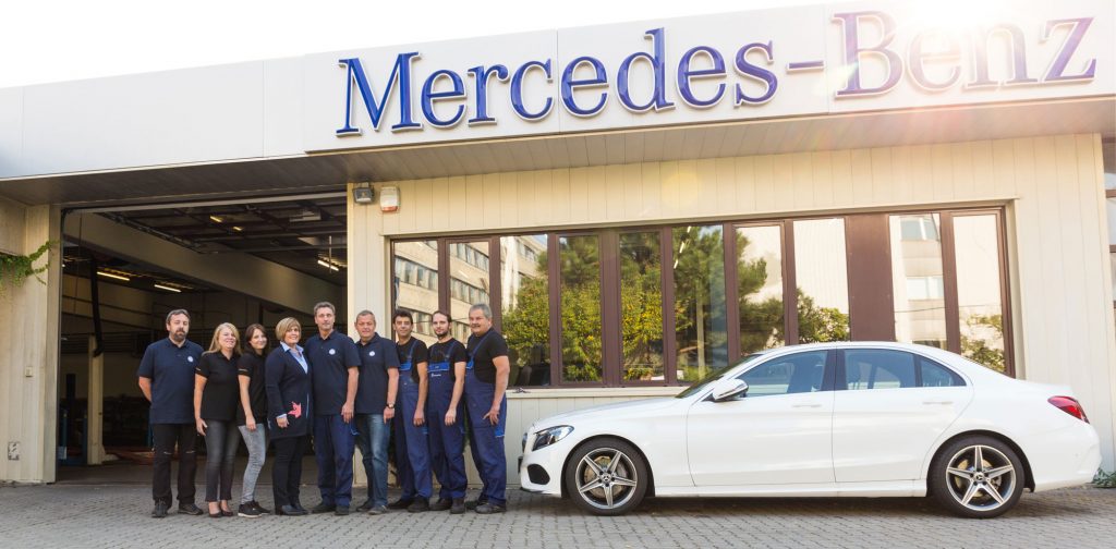 Das Team von Mercedes Dietrich vor der Werkstätte mit einem weissen Mercedes-Benz